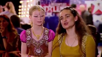 طفلة تمارس الرقص الهندي على مسرح المواهب البلجيكي ( روعة )