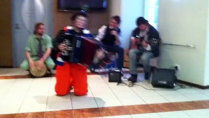 vMetro - «Breathe» («Prodigy» cover) (Саша не поет, но в кадре) (в кафе, 2011)