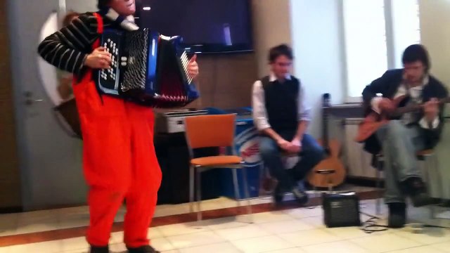 vMetro - «Lambada» (Саша не поет, но в кадре) (в кафе, 2011)