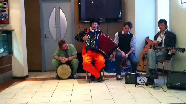 vMetro - Чардаш (Саша не поет, но в кадре) (в кафе, 2011)