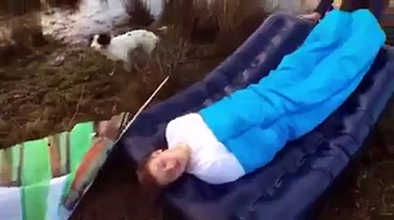 أصحاب السوء يرمونه في بحيرة و هو نائم
