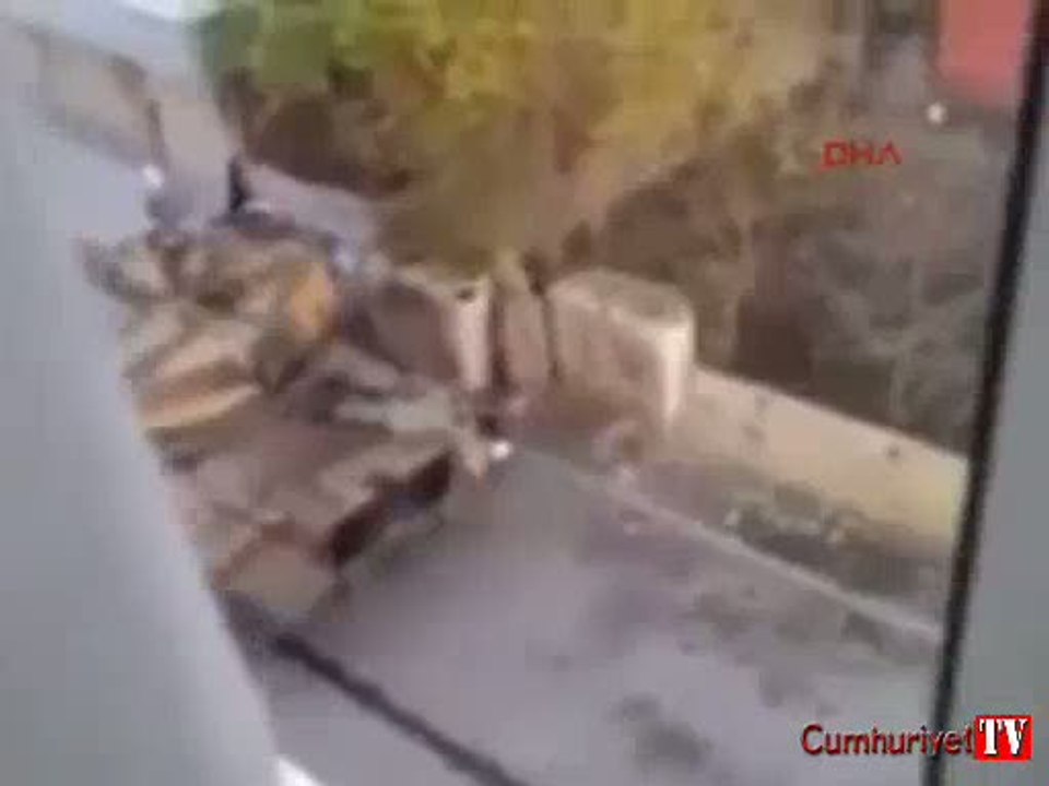 Cizre'de çatışmada yaralanan özel harekat polisine asker böyle siper oldu