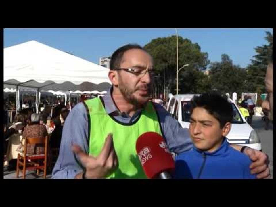 Shoqëria civile drekë për njerëzit në nevojë në sheshin “Nënë Tereza”- Ora News- Lajmi i fundit-