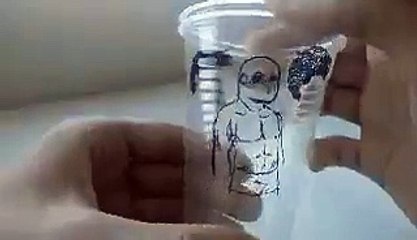 Tạo nên nhân vật hoạt hình bằng cách xoay những chiếc ly nhựa