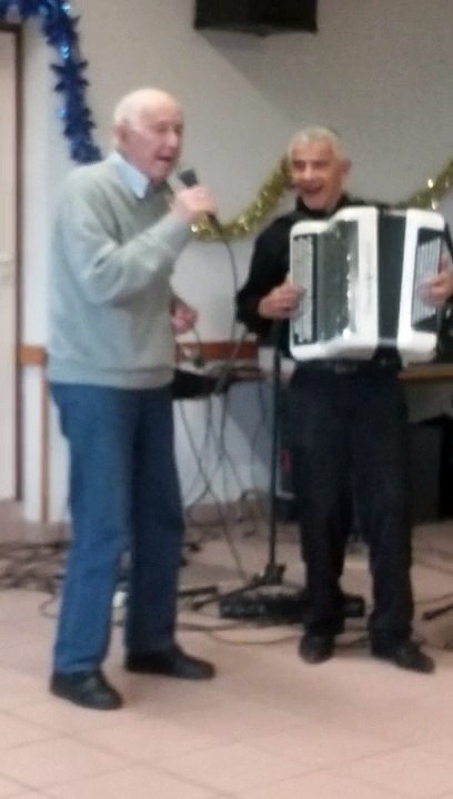 Maurice dit "La Guêpe" interprète Ernestine devant un parterre de femmes énamourées .