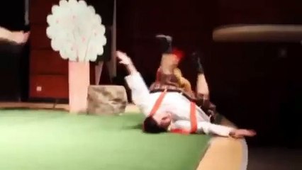 Yaşlı teyze tiyatro oyuncularına bastonla müdahale etti!!!!