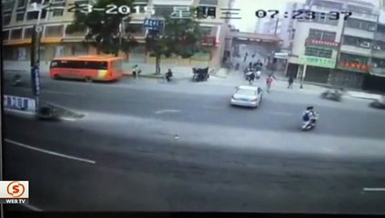 Motosikletin kamyonun altında kalma anı