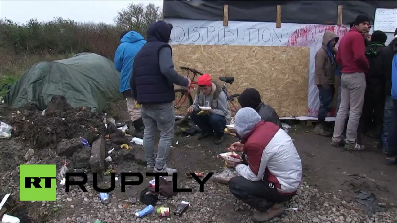 Calais : l’ex-apprentie du célèbre cuisinier Jamie Olivier prépare le repas de Noel pour les réfugiés