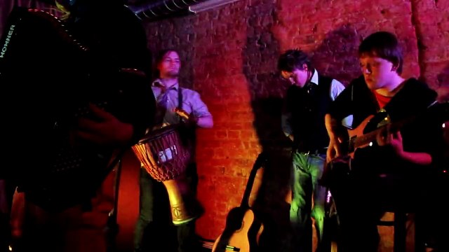 vMetro - инструментальная композиция (Саша не поет, но в кадре) (арт-кафе «Кипяток», 23.04.2011)