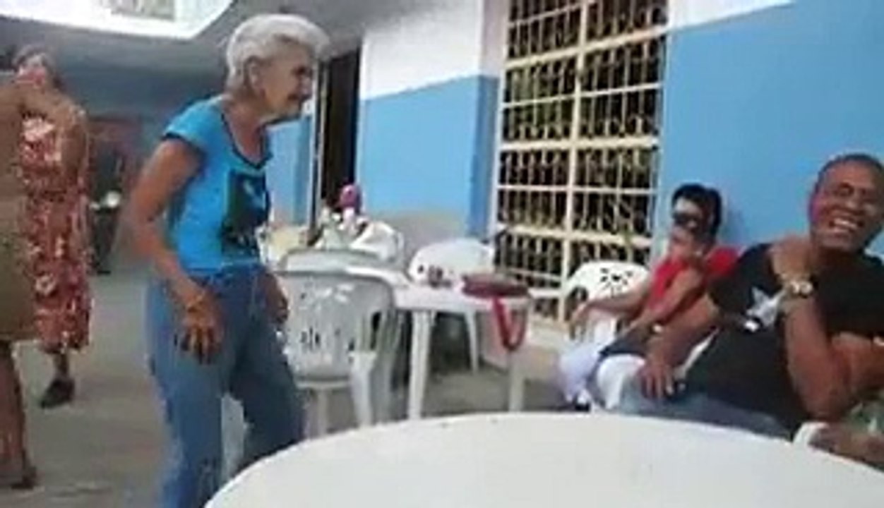 whatsapp videos funny lady dance
