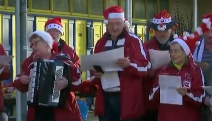 A Berlin, des dizaines de personnes se baignent dans un lac pour Noël