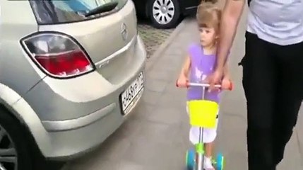 Bütün Araba Markalarını Bilen Küçük Tatlı Kız