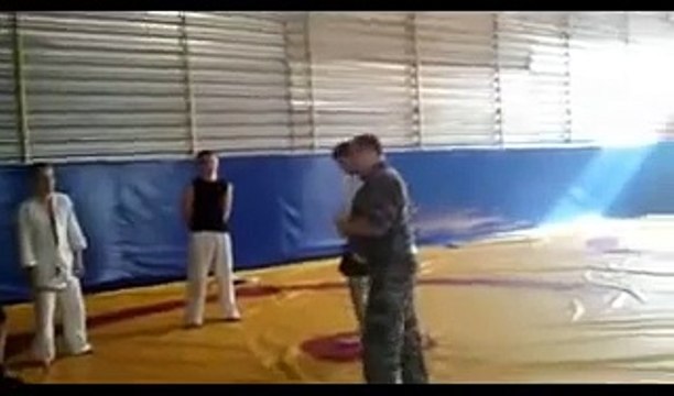 Борьба. Угроза ножом при подходе сзади SWAT fight against knife