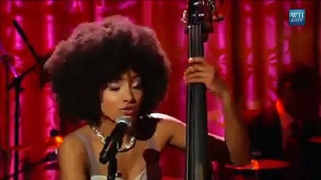 Esperanza Spalding sings Overjoyed by Stevie Wonder in one version full of groove