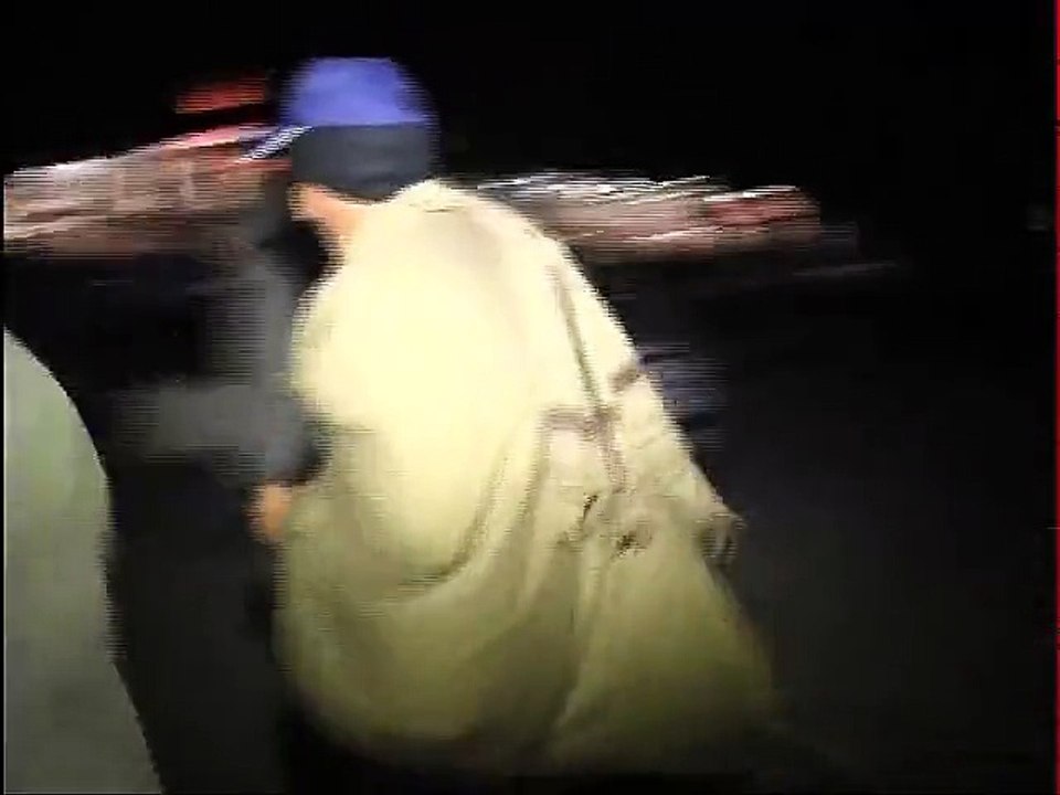 Watch how Aaj Tv Islamabad employees run out of the building during the Earthquake