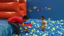 Aire de jeux de Jeu Amusant où les Enfants jouent au centre de la balle de laire de jeux avec des balles de Jeu pour enfant