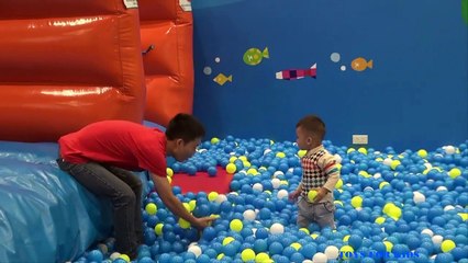 Aire de jeux de Jeu Amusant où les Enfants jouent au centre de la balle de laire de jeux avec des balles de Jeu pour enfant