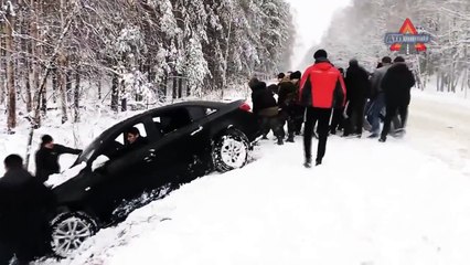 Взаимопомощь на дороге, парни вообще красавцы!