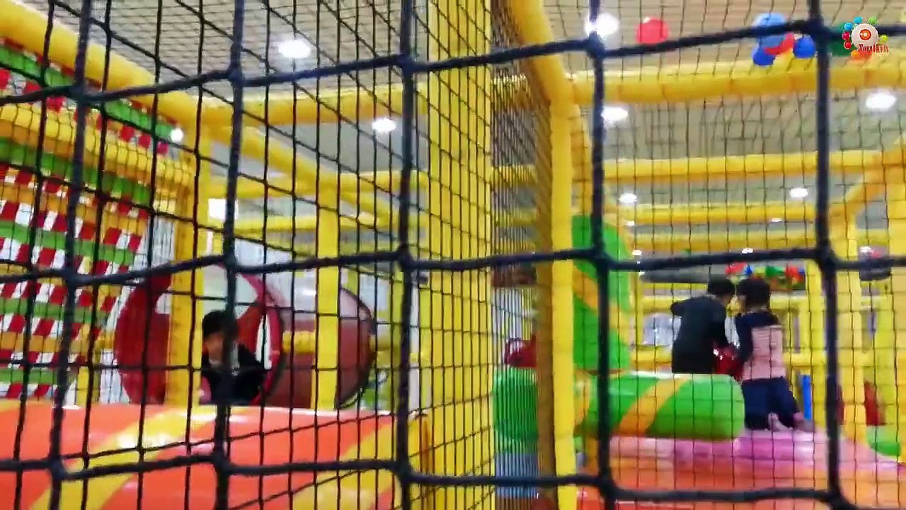 Les enfants à lIntérieur de laire de jeux salle de Jeux Aire de jeux pour les enfants