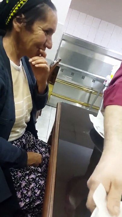 Hayatında ilk defa şırdan gören teyze