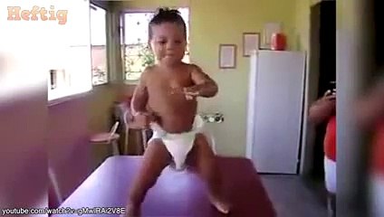 Die Windel hängt den Babys in den Kniekehlen ...