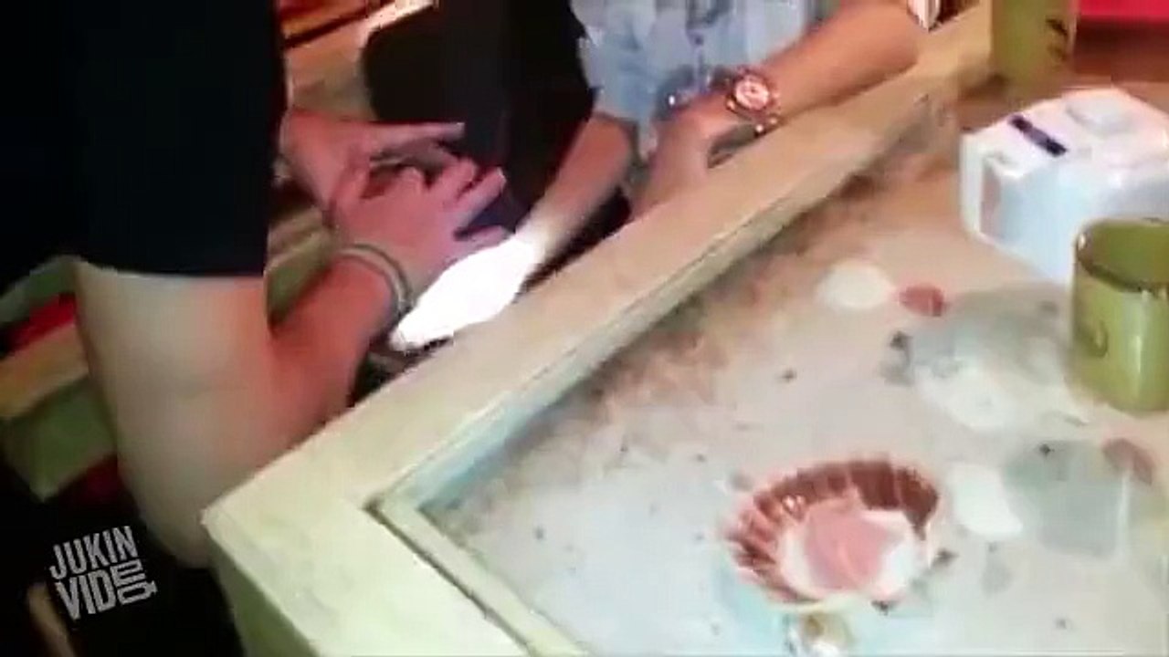 telefondaki hamamböceği şakasıyla kızın aklını alan adam