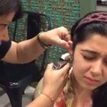 لڑکیاں اپنا کان کیسے سلواتی ہیں، سب کچھ دیکھیں اس ویڈیو میں