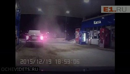 Борьба со шлангом на заправке