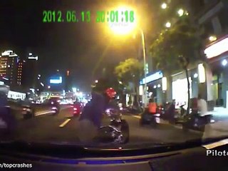 【びっくり映像】バイククラッシュ映像集 -Motorcycle Fail and Crashes Compilation