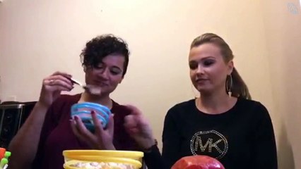 Американка пробует Русскую кухню впервые. (RSL-ASL)