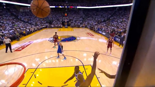 Le regard noir de Lebron James à une fan de Golden State qui se moquait de lui - Cleveland Cavaliers vs. Golden State Warriors