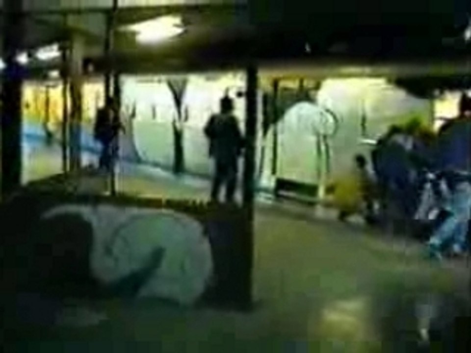 Train defoncé a l'arret