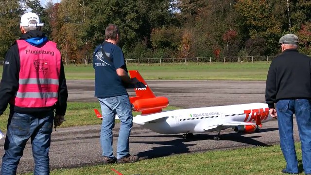 MD 11 GIGANTIC RC SCALE MODEL AIRLINER TURBINE JET FLIGHT DISPLAY / RC Airshow Hausen am A