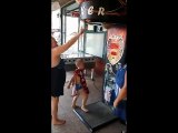 Une maman essaie de frapper un punching ball et se fait mettre KO en retour