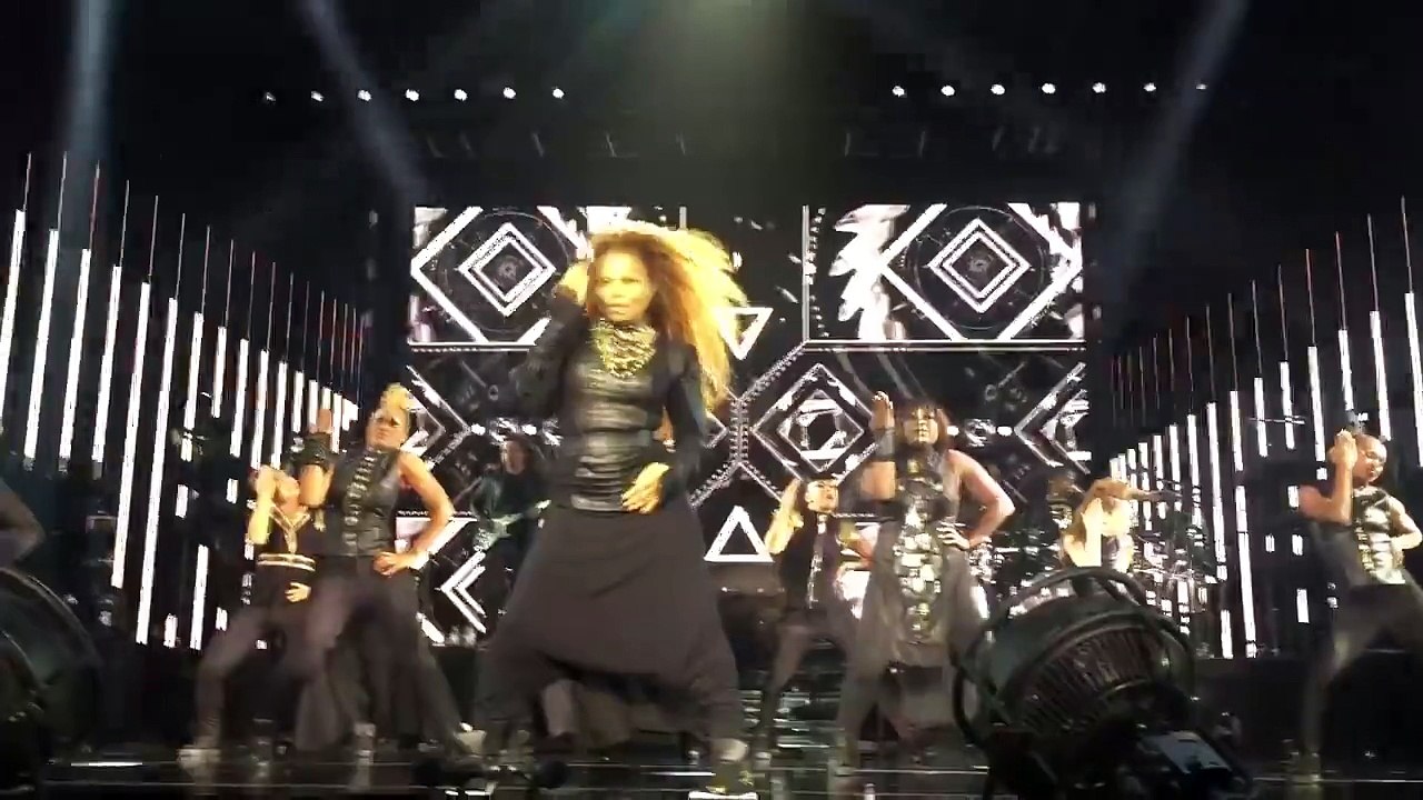 Janet Jackson live -burn-it-up-unbreakable-tour