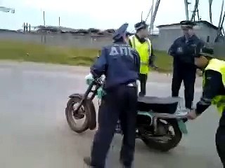 Приколы _ Funny _ как мотоцикл от мусоров угнал