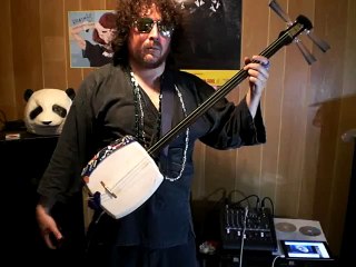 Download Video: Ce musicien joue du Lil Wayne sur un instrument japonais très ancien