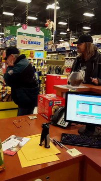 Un vétéran de guerre retrouve ses chiens - surprise émouvante