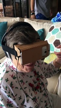Une mamie teste un casque de réalité virtuelle : réaction magique