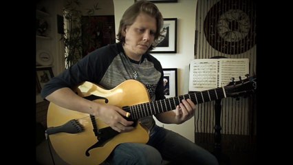 Il éclate sa nouvelle guitare sur son premier accord... FAIL