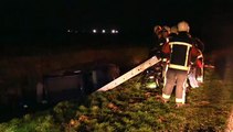 Brandweer haalt auto uit de sloot in Musselkanaal - RTV Noord