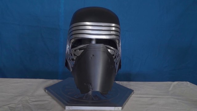 Un fan de Star Wars fabrique le casque du Metal Kylo Ren