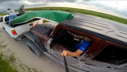 Selfie Çubuğuyla Video Çekerken Öndeki Araca Çarptı