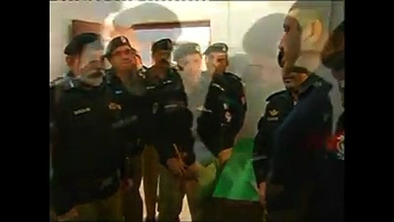 IG KP Nasir Durrani Makes Surprise Visit to a Local Police Station