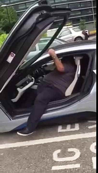 un gros sort d'une BMW i8