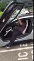 un gros sort d'une BMW i8