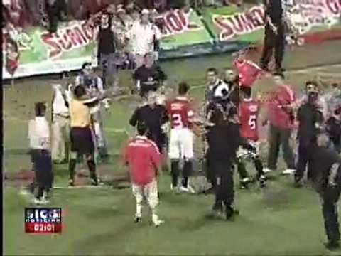 Brazil - police tries to arrest fan than fans attacks them