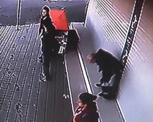 Minibüs beklerken beyin kanaması geçirdi hayatını kaybetti