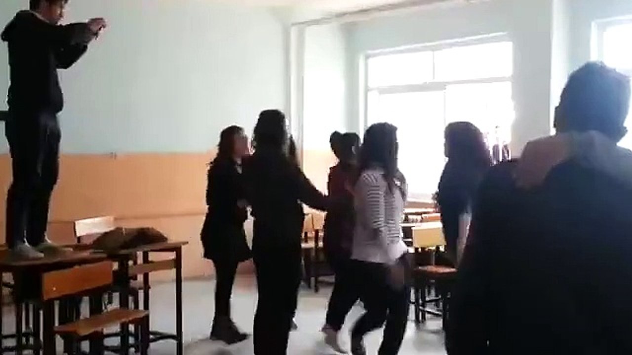 Lisede Sac Bas Kız Kavgası