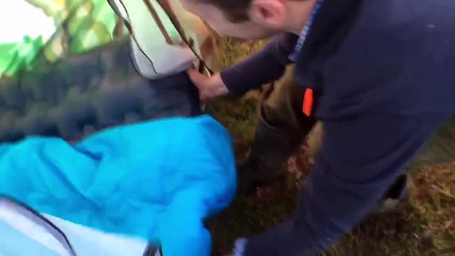 Deux amis font une mauvaise blague à leur pote endormi dans une tente.